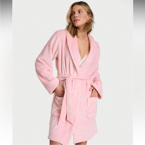 Women's Pink Plush Bathrobe size small / xsmall 🩷💕